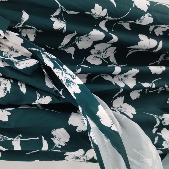 BloomChic faux wrap but has elastic waist dress size 12 green white floral - Picture 8 of 8